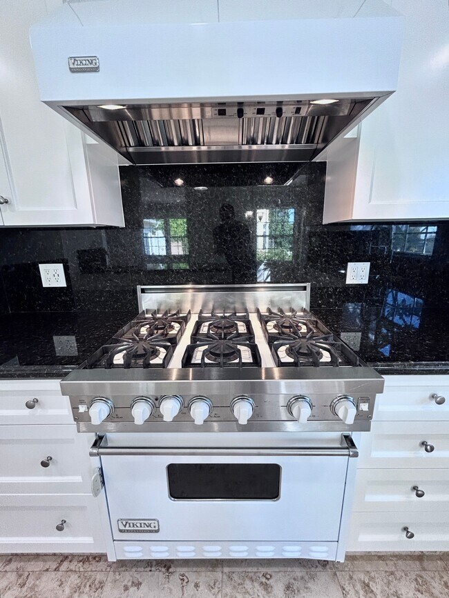 Building Photo - 7530 S Westlawn Ave