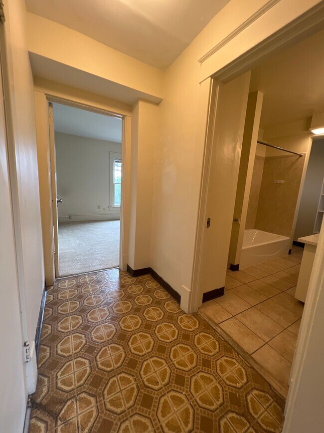 Building Photo - Two Bedroom apartment near engineering and...