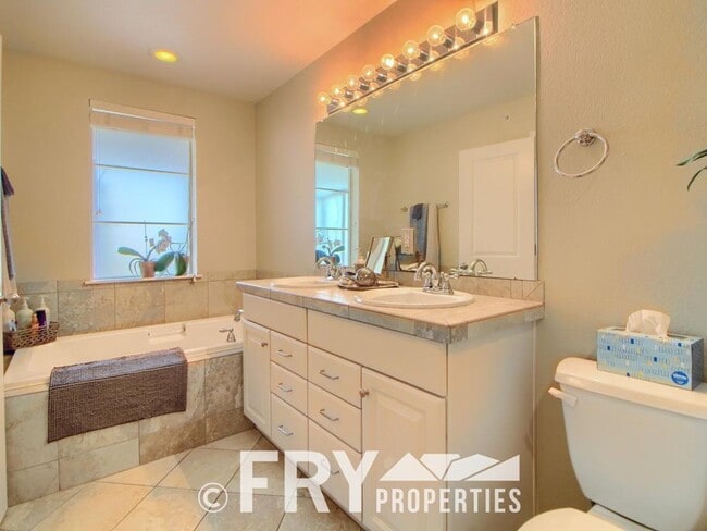 Building Photo - Multi-Level Townhome in the Heart of Belmar