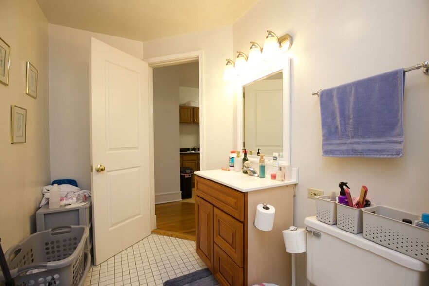 Building Photo - 6717 N Sheridan Rd