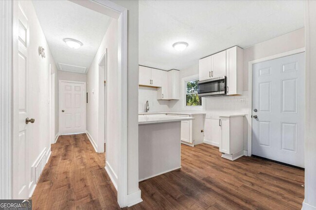 Building Photo - 2905 Gresham Rd S E