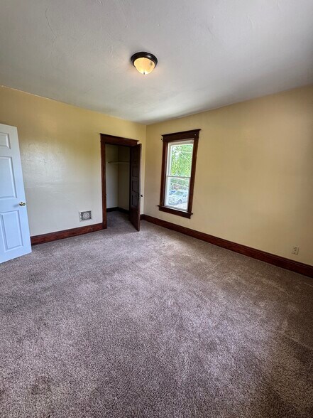 Building Photo - 919 LeClaire St