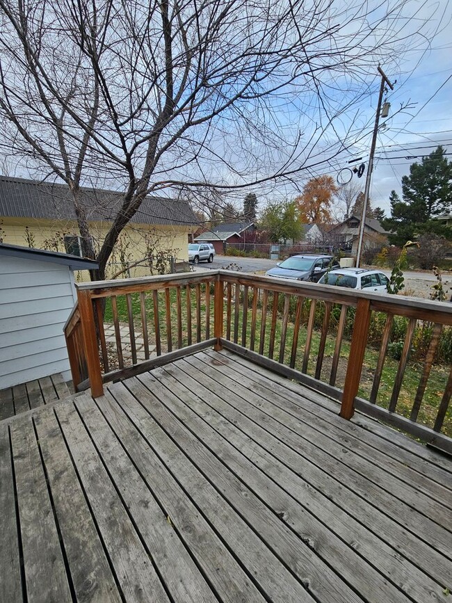 Building Photo - Large 2bd 1 ba House with tons of storage