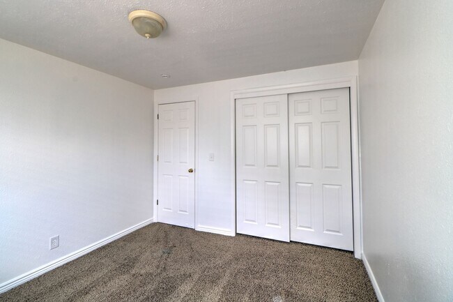 Building Photo - 967 W 2000 N