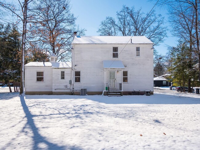 Building Photo - 136 Westview Ave