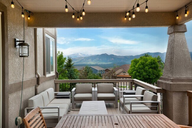 Building Photo - Elegant Mountain-View Retreat in Stone Cro...