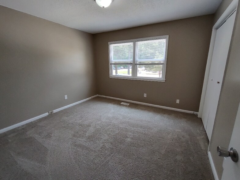 Building Photo - 703 Smithdale Dr