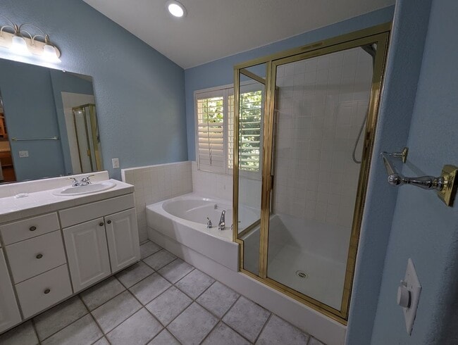 Building Photo - Beautiful 3bed 2.5bath 2 story home located in Rivergate Gated Community