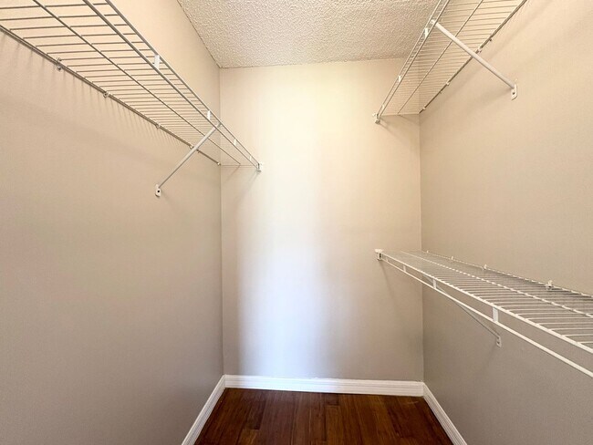 Building Photo - 1/1 Condo in Gated Lakefront Community of Altamonte Springs!