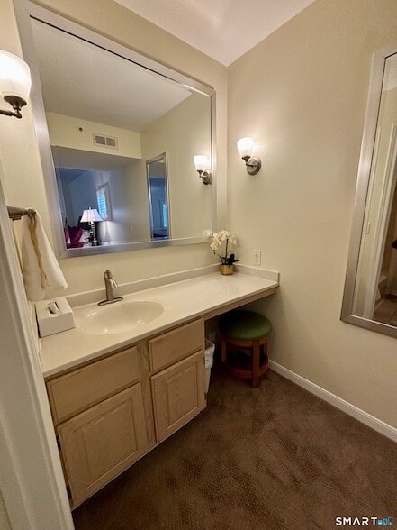 Building Photo - 221 Old Pond Ln