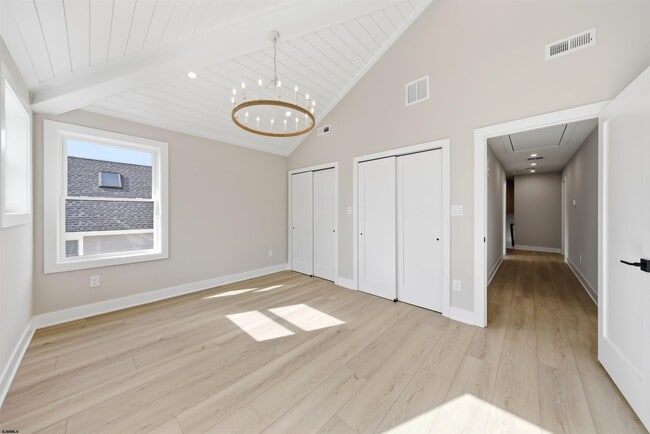 Building Photo - 105 S Stratford Ave