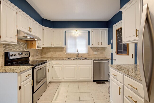 Building Photo - * * * $750 MOVE-IN SPECIAL!!! * * * Charmi...
