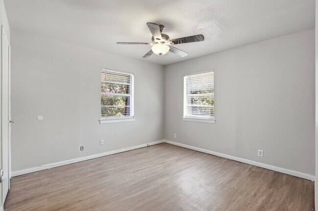 Building Photo - 3211 Rogers Ave