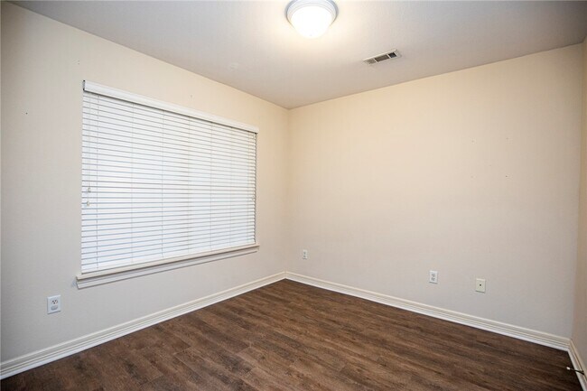Building Photo - 908 SW Cheyenne Dr
