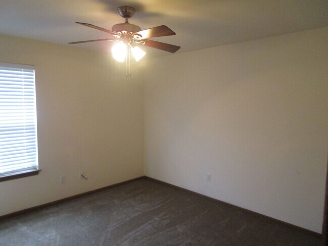 Building Photo - 605-607-607 Glenstone Dr