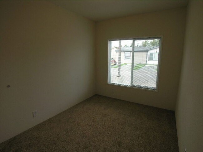 Building Photo - 3bd/2 bath mobile home available 10/10