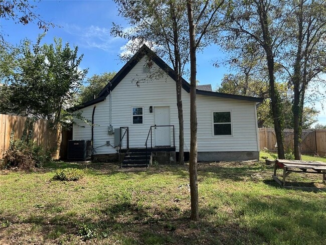 Building Photo - 304 N Tucker Ave