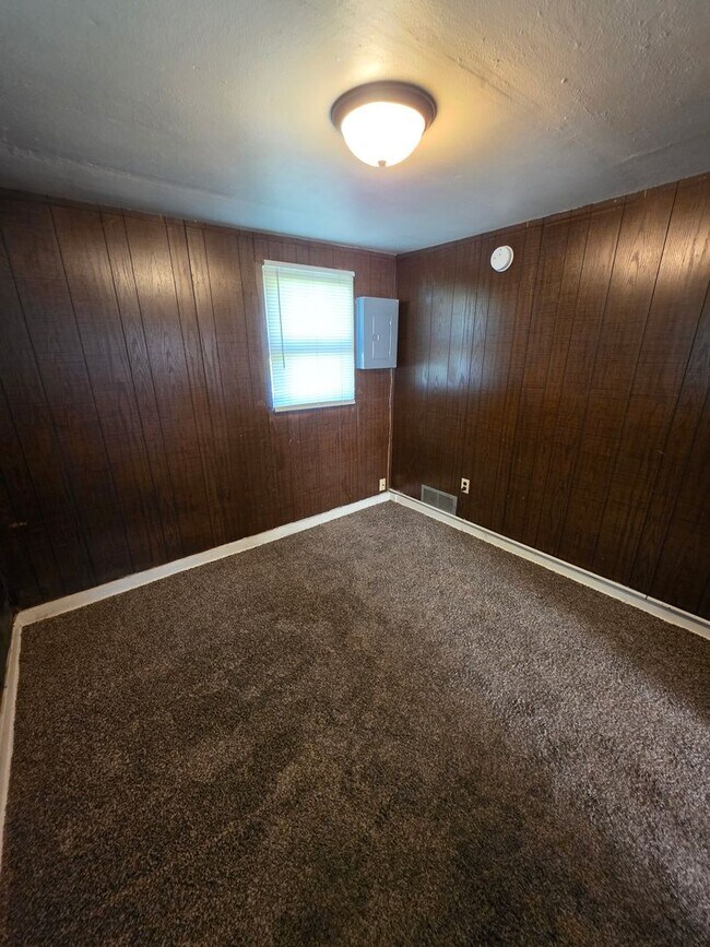 Building Photo - 2 Bedroom Home Available