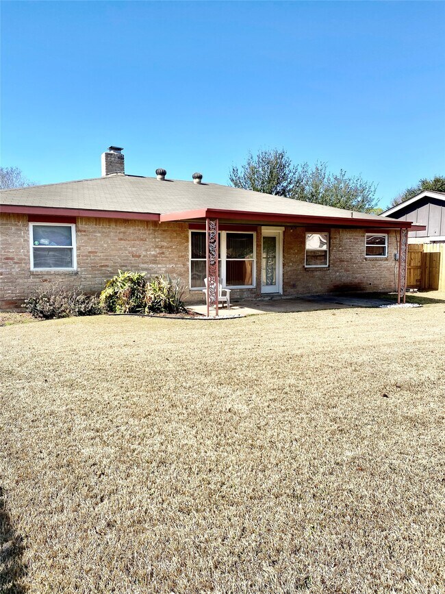 Building Photo - 10431 Town Square Rd