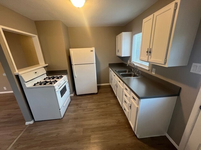 Building Photo - UTA proximity!