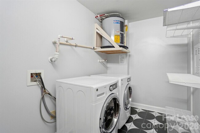 Building Photo - 701 Royal Ct