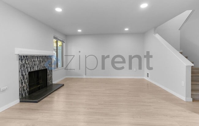 Building Photo - Unit B7