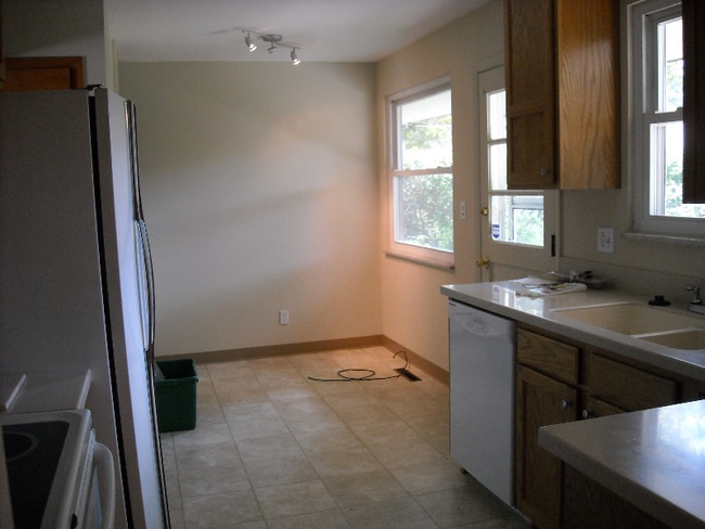 Building Photo - 353 E Clearview Ave