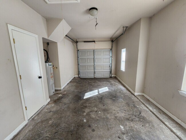 Building Photo - Roomy 3 Bedroom Duplex in Benbrook