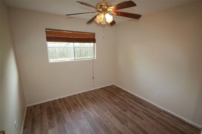 Building Photo - 5302 Town Park Blvd