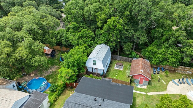 Building Photo - 2 Mead Dr