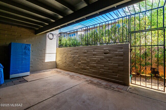 Building Photo - 4254 E La Cienega Dr