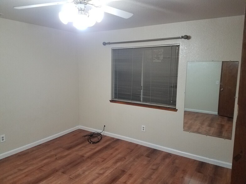 Larger bedroom - 118 W Beverly Pl