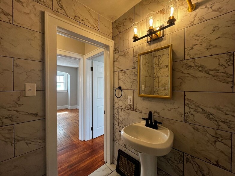 Building Photo - 1643 Hinton Dr