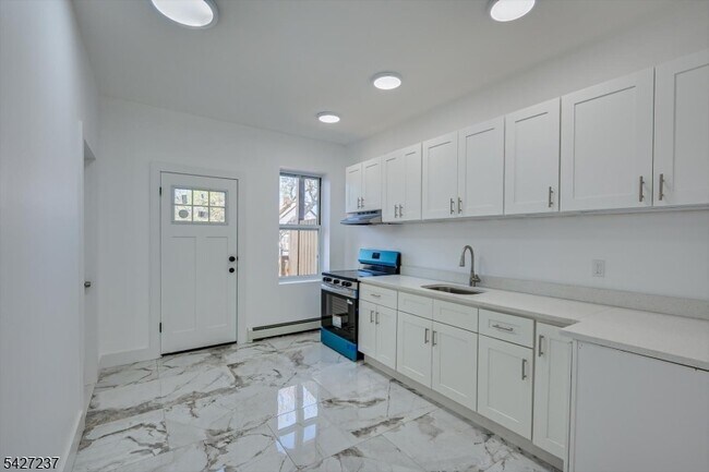 Building Photo - 520 E Jersey St