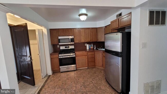 Building Photo - 3556 Woodhaven Rd