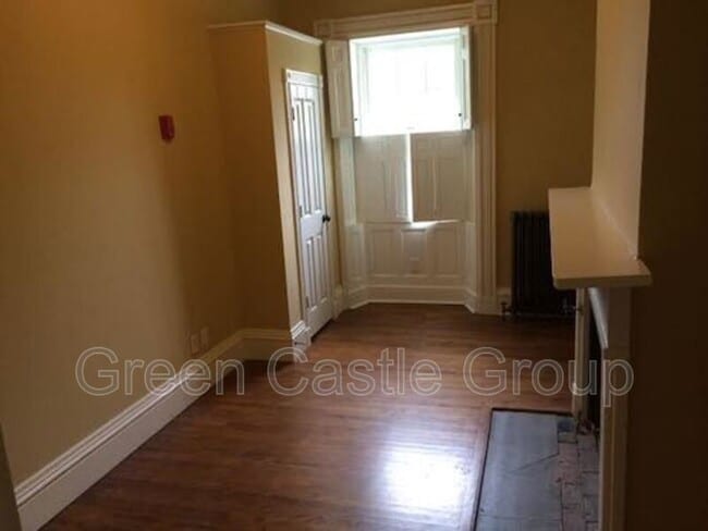 Building Photo - 323-325 College Street, Unit 9
