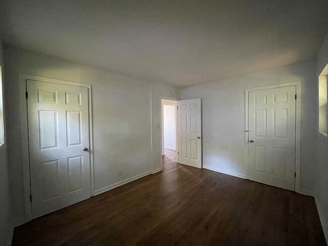 Building Photo - 3 Bedroom 1 Bathroom