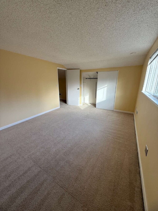 Building Photo - Spacious 4-Bedroom Retreat in Renton Available!