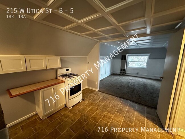 Building Photo - Cozy top floor one bedroom unit available!