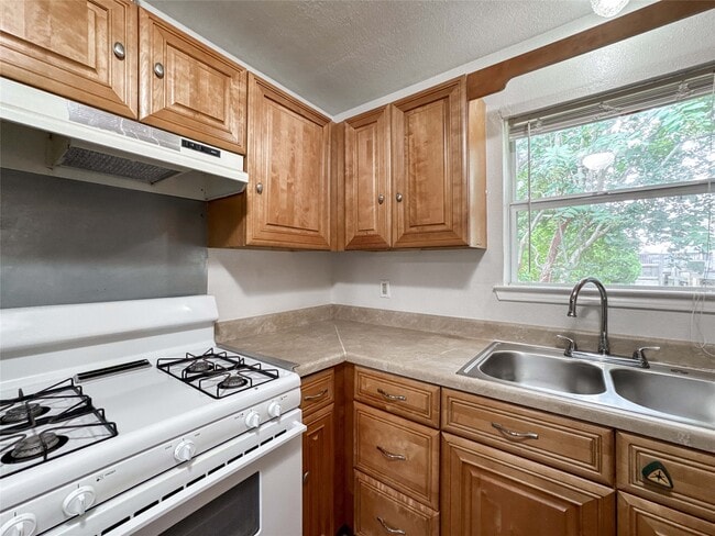 Building Photo - 4717 Heron St