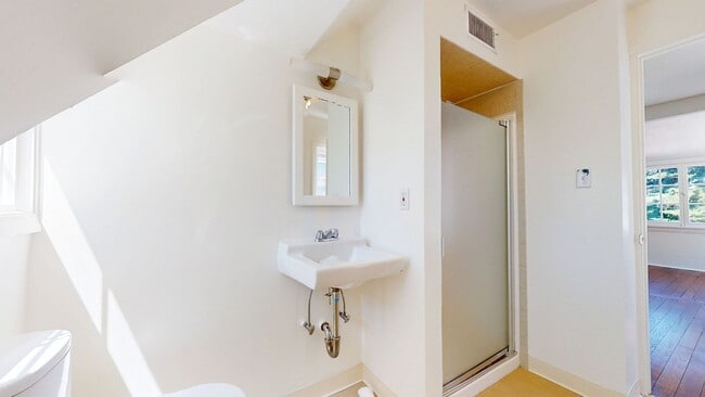 Building Photo - Stunning 4 Bedroom Home In Sought After Pi...
