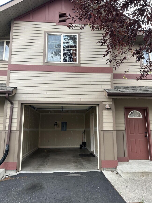 Building Photo - "Luxurious 3-Bed, 3-Bath Townhouse with Fi...