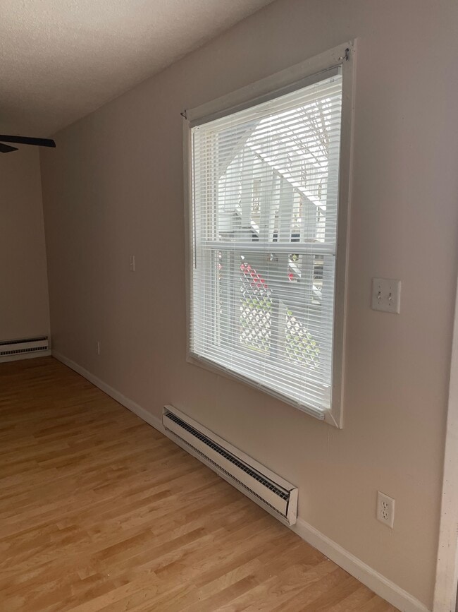 Building Photo - 209 W Beardsley Ave