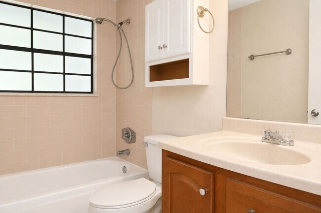 Building Photo - 2 Bedroom, 1.5 Bathroom Home for Rent in Zephyrhills!