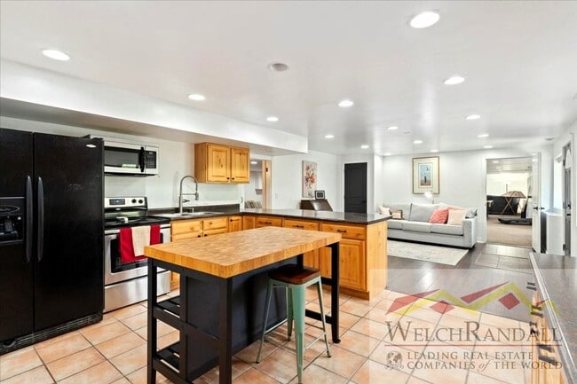 Building Photo - Stunning Emigration Canyon Home - Spacious...
