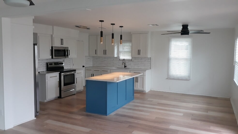 Building Photo - 508 E Le Roy St