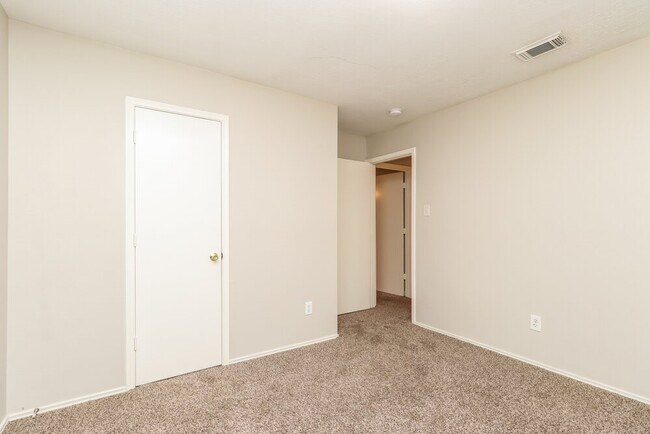Building Photo - 11710 Sandy Stream Dr