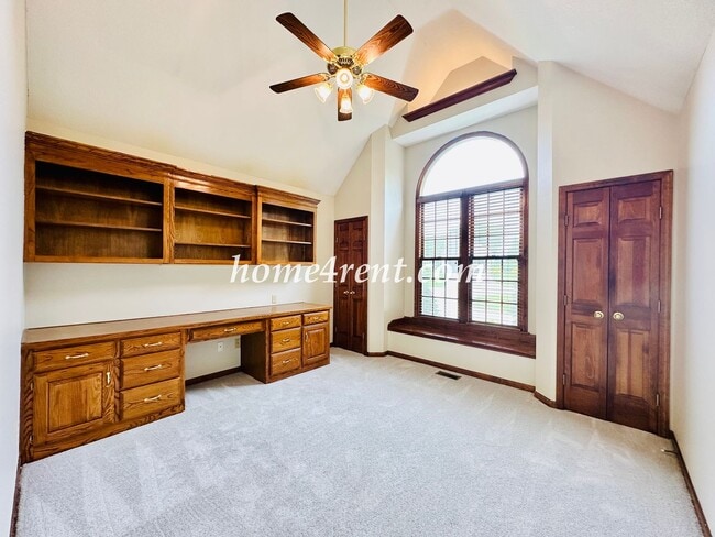 Building Photo - Exceptional 1.5 Story Home in the Prestigious Loch Lloyd Community!