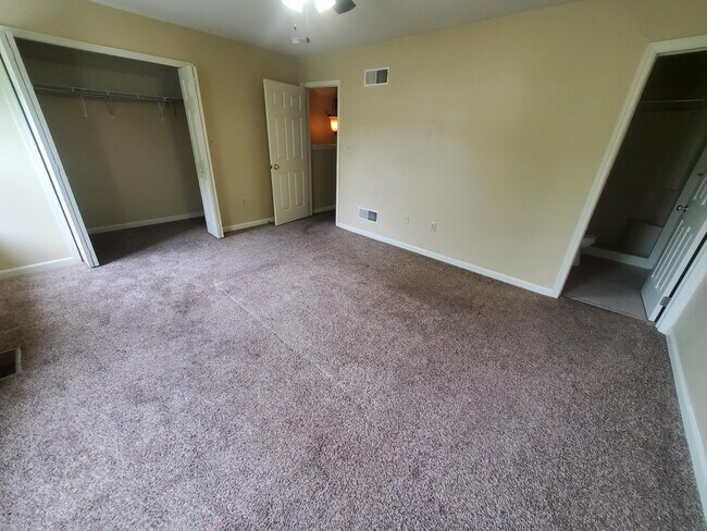 Building Photo - 667 Walnut Tree Dr