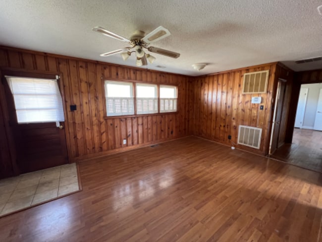 Building Photo - 323 Watson Dr